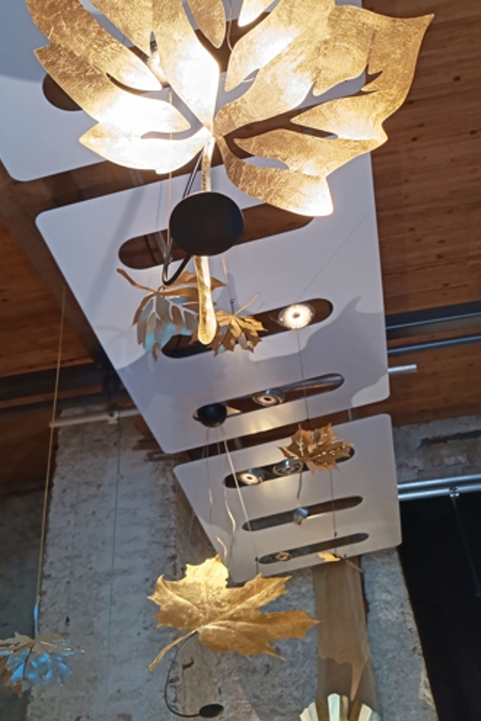 Installation Pendelleuchten GT 2024 544x815 Objektfoto von der Messe Gartentage 2024 mit einer Installation von NOVA Pendelleuchten und PEGASUS